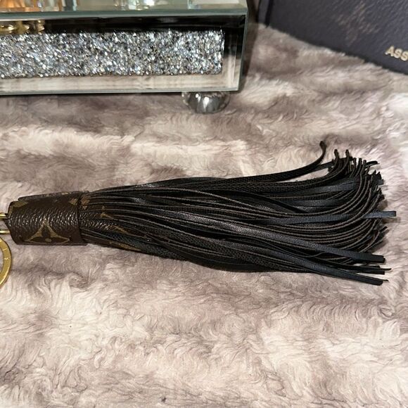 LOUIS VUITTON Signature Leather Tassel Bag Charm EUC MP1768 - Picture 5 of 7